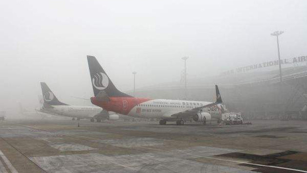 Shandong Airlines in fog